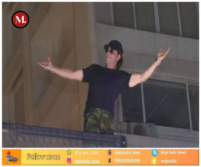Shah Rukh Khan Birthday On 58th birthday SRK makes special midnight appearance greets sea of fans with signature pose