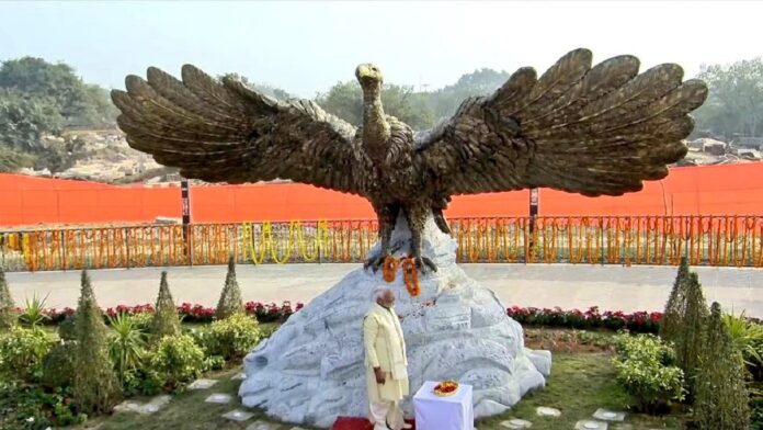 PM Modi Offers Prayers at Kuber Tila Shiva Temple, Unveils 'Jatayu' Statue in Ayodhya