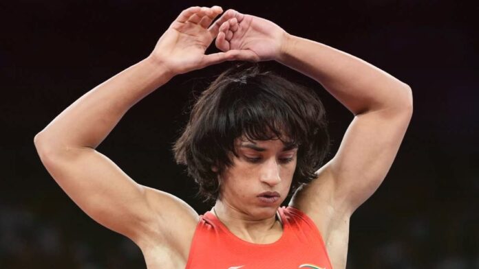 PM Modi Consoles Vinesh Phogat After Disqualification from 50 Kg Wrestling Final at Paris Olympics